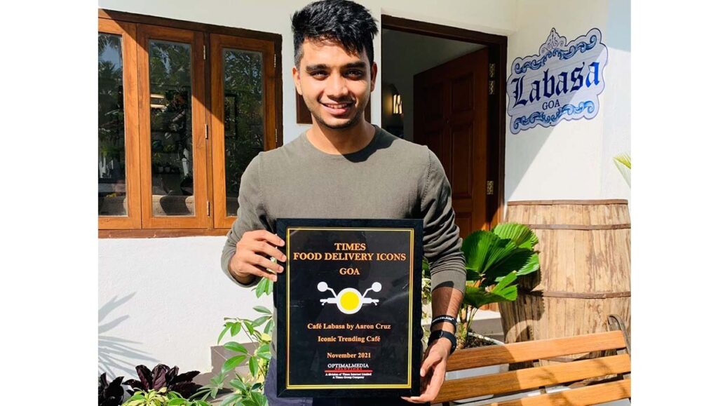 Aaron-Cruz-with-his-Award-at-Labasa